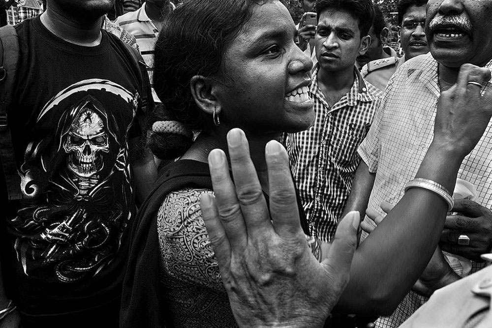 Birati, Kolkata, India - 19th August 2015. Accused lady got surrounded by mass and was throwing logic on behalf of ladies passenger.